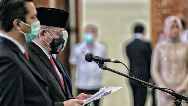 Ketua DPD RI AA LaNyalla Mahmud Mattalitti saat melantik Sekretaris Jenderal DPD RI di Nusantara IV Komplek Parlemen, Senayan, Jakarta, Senin (14/12/2020).