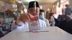 Nasrul Abit saat menggunakan hak pilihnya