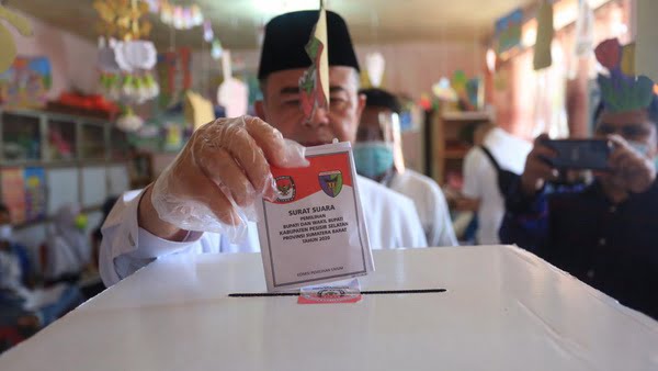 Nasrul Abit saat menggunakan hak pilihnya