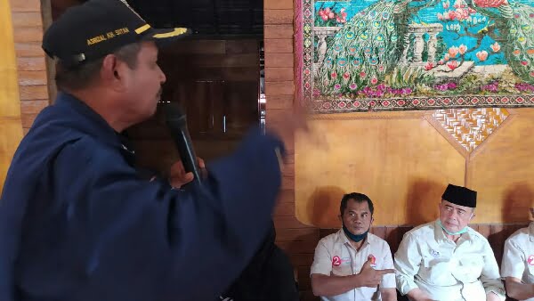 Asrizal KH Sutan saat menyampaikan kekagumannya kepada Nasrul Abit di Nagari Padang Ganting, Kecamatan Padang Ganting, Tanah Datar, Senin, 30 November 2020