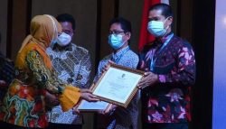 Penyerahan sertifikat Peringkat I pada Pasbar terkait penilaian Pelaksanaan Aksi Konvergensi Intervensi Pencegahan Dan Penurunan Stunting Terintegrasi Tahun 2020