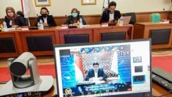 Plt. Sekjen DPD RI, Adam Bachtiar saat memberikan sambutan pada kegiatan Webinar yang diselenggarakan oleh Biro Sistem Informasi dan dokumentasi DPD RI