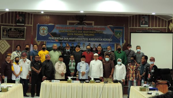 Wabup Kerinci, Ami Taher dengan wartawan Padangpanjang di aula Kantor Bupati Kerinci.