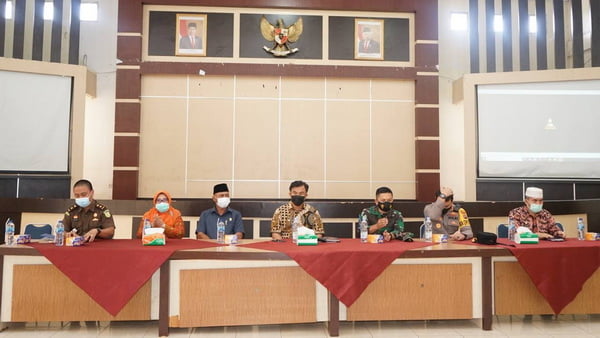 Bupati Dharmasraya, Sutan Riska Tuanku Kerajaan memimpin Rapat Evaluasi Penanganan Covid-19 Tahun 2021