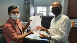 Sekretaris JPS, Zondra Polta menerima berkas HM Nurnas sebagai Anggota KSU JPS