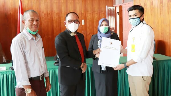 Penyerahan putusan majelis komisioner usia majelis membacakan putusan pada sidang sengketa informasi publik, Rabu 13/1 di ruang sidang KI Sumbar. (foto: dok/kisb)