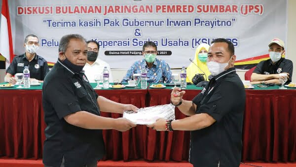 Berita Terkini - Koperasi penyerahan persyaratan sebagai anggota koperasi oleh Adrian Tuswandi pada Ketua KSU JPS, Saribulih.