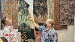 Ketua DPD RI, AA LaNyalla Mahmud Mattalitti saat meninjau produk UMKM