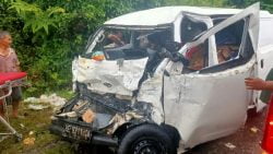 Berita Terkini - Lakalantas Dharmasraya kondisi minibus grand max akibat laga kambing dengan truk