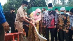 Nevi dan Irwan satu sekop saat peletakan batu pertama pembangunan masjid di Limapuluh Kota, Rabu 6/1 (foto: dok/facebook@irwanorayitno)