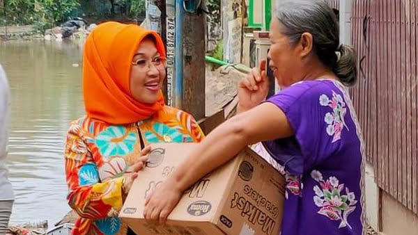 Sylviana Murni saat menyerahkan bantuan