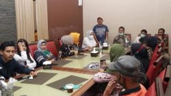 Bupati H. Zuldafri Darma saat silaturahmi bersama Ikatan Keluarga Nagari Buo Pekanbaru (IKNBP) di sebuah restoran di Kota Pekanbaru