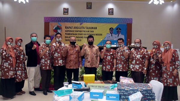 Wawako Asrul foto bersama dengan pengurus KPN Balaikota Padang Panjang pada RAT 2020 KPN itu, Kamis