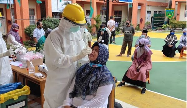 salah seorang guru mengikuti Uji Swab