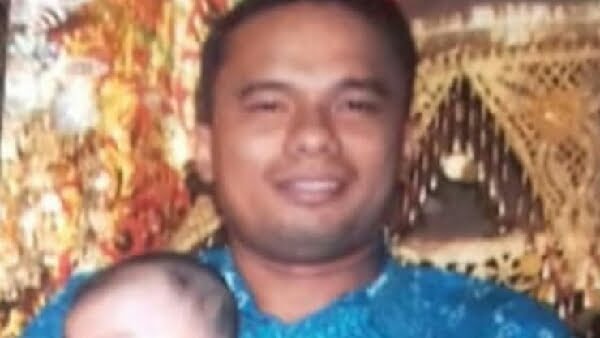 Saat korban mengenakan batik biru, yang juga ditemukan dalam tas miliknya