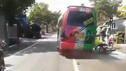 Bus sengaja menabrak polisi yang menggunakan menggunakan sepeda motor dinas jenis Trail Nopol 1528 37 X