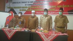 Plh bupati Adlisman (topi putih) saat membuka workshop peningkatan kompetensi guru