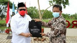 Ketua DPD RI, AA LaNyalla Mahmud Mattalitti menerima cendramata dari Unimuda