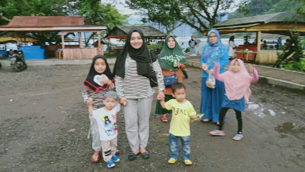 Pengunjung di objek Wisata Muko Muko Maninjau