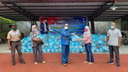 Anggota DPR RI H. Darizal Basir serahkan bantuan sembako dan modal usaha di Pesisir Selatan