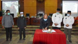 Ketua DPRD Sumbar Supardi bersama Gubernur Mahyeldi menandatangani penetapan Ranperda RPJPD menjadi Perda