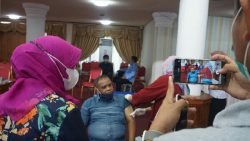 Anggota DPD RI, Emma Yohanna saat menyaksikan pelaksanaan vaksinasi covid-19 pada Saribulih