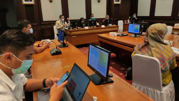 Komisioner KI Pusat Arief presentasikan soal IKIP di FGD KI Jabar, Senin 8)3-2021 (foto: dok/ppid-kisb)