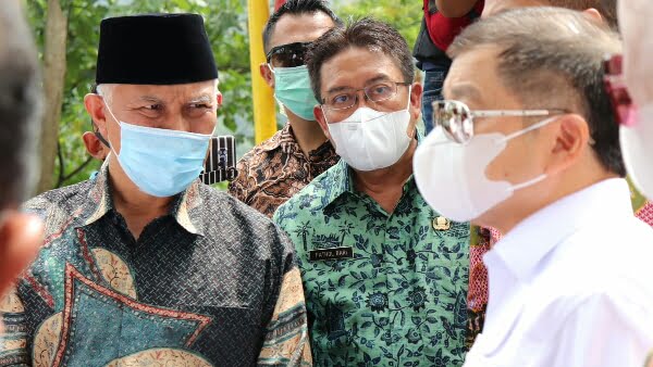 Menteri PPN/ Bappenas Suharso Monoarfa langsung meninjau Panorama Sitinjau Lauik didampingi oleh Gubernur dan Wakil Gubernur Sumbar, Staf Ahli Bappenas, Kepala Dinas PUPR Sumbar, Kepala BPJN Sumbar, dan beberapa kepala SKPD di lingkungan Pemprov Sumbar