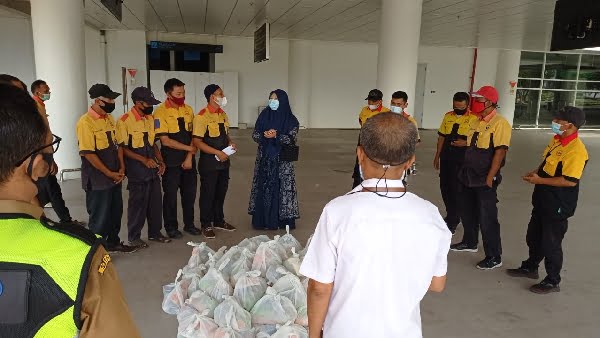 Anggota DPR RI asal Sumatera Barat II, Hj. Nevi Zurairina serahkan paket sembako pada porter BIM