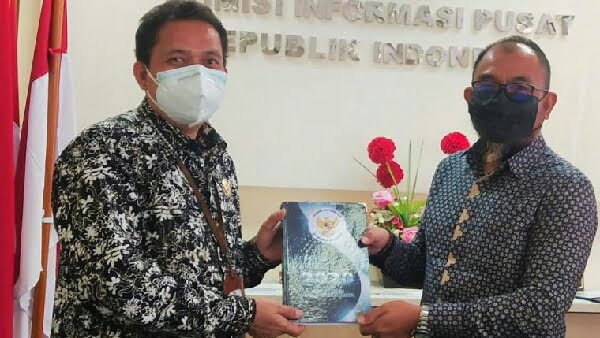 Komisi Informasi Provinsi Sumatera Barat menyampaikan laporan kepada Gubernur dan Ketua DPRD Provinsi Sumatera Barat, Rabu (31/03/21). Komisi Informasi Sumatera Barat menyampaikan tembusan laporan tersebut ke Komisi Informasi Republik Indonesia.