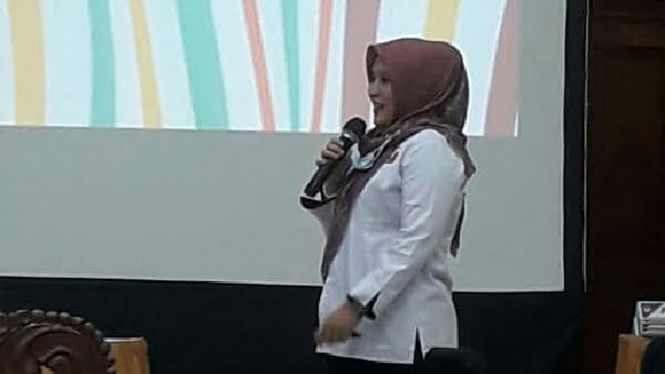 Komisioner Komisi Informasi Sumatera Barat, Tanti Endang Lestari sebagai pembicara di rapat evaluasi pelaksanaan tahapan pemilihan kepala daerah (Pilkada) serentak 2020