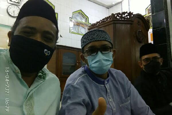 Ketua Dewan Kemakmuran Masjid (DKM) Al Quwait Saribulih, Walikota Hendri Septa dan Camat Lubeg Wilman Muchtar disela sela pembukaan Pesantren Ramadhan 1442H di Masjid Raya Banuaran