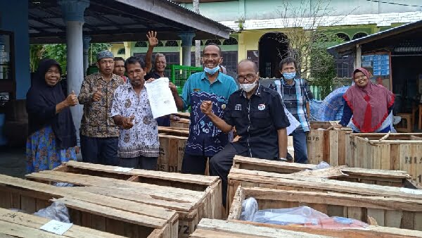 Anggota DPRD Provinsi Sumatera Barat, HM Nurnas serahkan pompa air