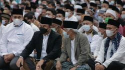 Sutan Riska laksanakan sholat Idul Fitri 1442 H di halaman kantor Bupati Dharmasraya, Kamis (13/5/2021).