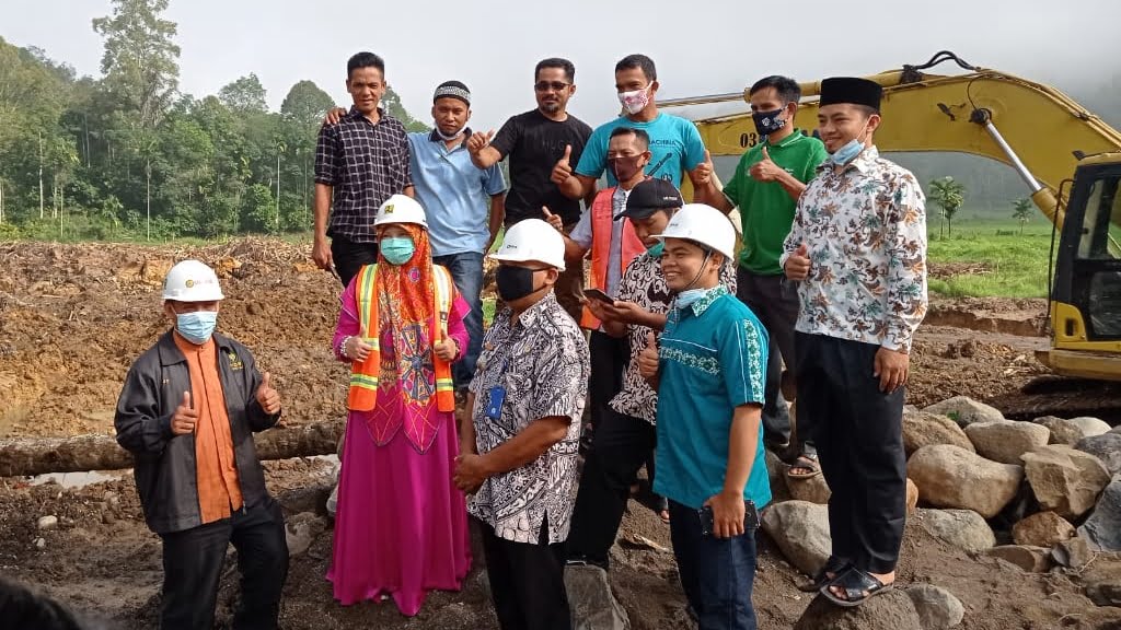 Anggota DPR RI asal Daerah Pemilihan Sumatera Barat II, Hj. Nevi Zuairina meninjau pembangunan Embung. 