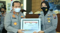 Irjen Pol Toni Harmanto serahkan penghargaan pada Humas Polres Pasaman Barat