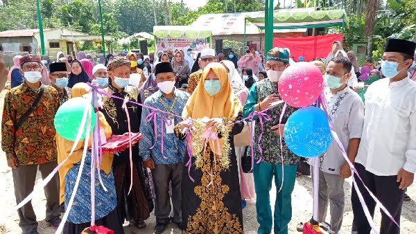 Hj. Nevi Zuairina pada memotong pita pada acara peringatan milad Lembaga pendidikan ini