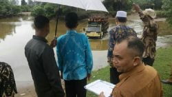 Bupati Pasaman Barat Hamsuardi saat melakukan tinjauan lapangan ke lokasi yang akan dijadikan pembangunan Jalan dan Jembatan di Jorong Sikilang