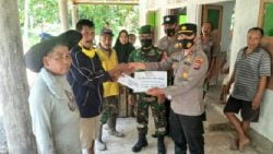 Paguyuban Sinergitas TNI - Polri asal Pariaman yang berdinas di Jabodetabek menyerahkan bantuan donasi perbaikan surau di kampung halaman,