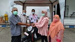 Prof Herri didampingi Ketua KPN Kopertis Wilayah X Suryani, pengurus lainnya saat penyerahan sepeda motor melalui kredit syariah