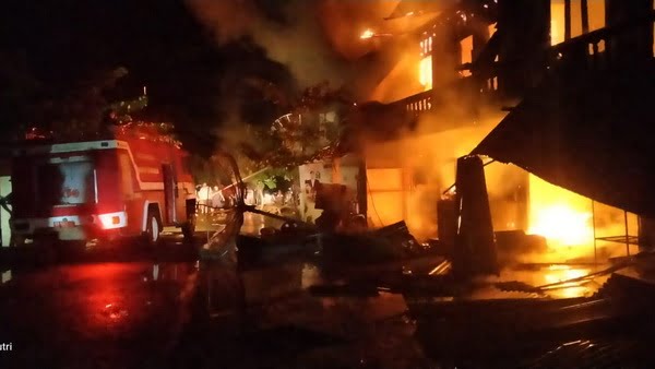 Pasar Tradisional Koto Agung Blok B Sitiung 1 Nagari Sungai Duo, Kecamatan Sitiung, Kabupaten Dharmasraya, ludes terbakar pada Selasa (29/6/2021) malam.