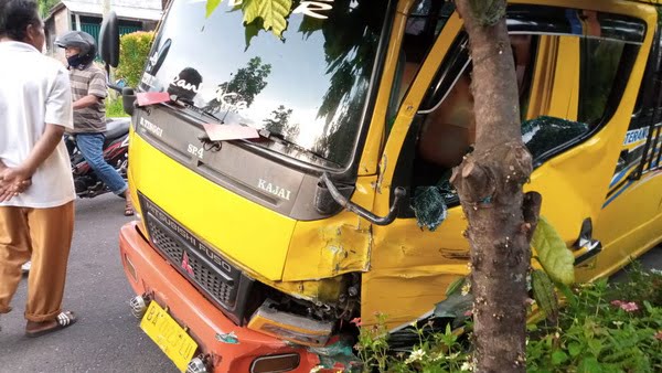 Bus Bintang Terang mengalami kerusakan akibat kecelakaan beruntun di Lubuk Basung
