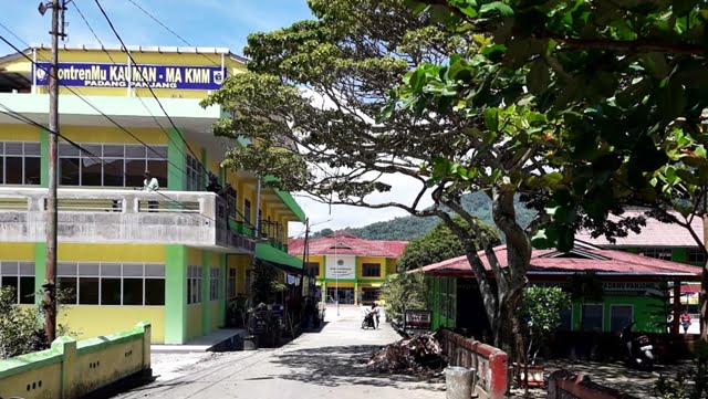 Gedung MA-KMM (kiri) di tengah Komplek Perguruan Muhammadiyah, Kauman Padang Panjang.