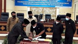 Bergiliran dari Walikota Fadly hingga Wakil Ketua DPRD Yulius Kaisar dan Imbral. Ini saat Ketua DPRD Mardiansyah menandatangani kepakatan atas Ranperda Pertanggungjawaban Pelaksanaan APBD 2020 jadi Perda di gedung DPRD, Senin (14/6).