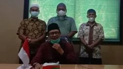 Ketua Yayasan An Naajiya, Ustad Desman, MA beserta pengurus lainnya