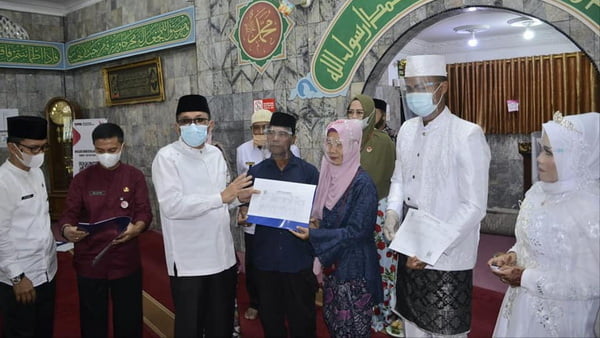 Walikota Padang Hendri Septa hadiri penyerahan dokumen pernikahan di Masjid Babussalam Muhammadiyah