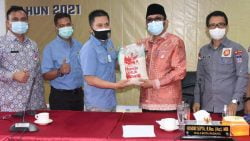 Hendri Septa saat menerima bantuan beras dari Jasa Raharja dan CV. Hayati