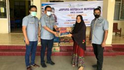 Ketua Umum JAPNAS Sumbar, Gun Sugianto didampingi pengurus lain saat penyerahan paket sembako pada salah satu panti asuhan di Kota Padang