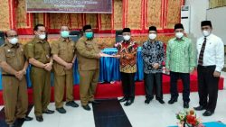 Penyerahan mahasiswa KKN-PPM Melayu Serumpun ini dilakukan secara simbolis oleh Wakil Rektor III UIN Imam Bonjol Padang