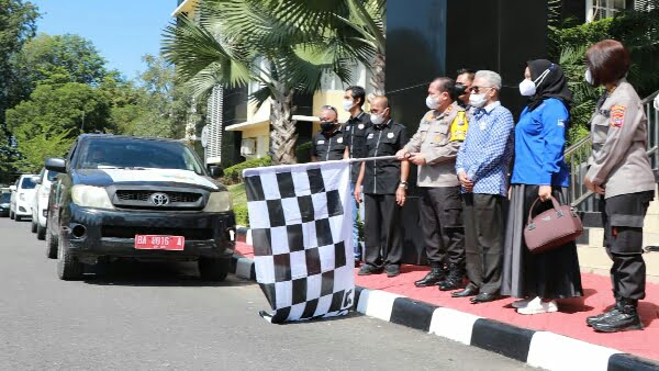Kapolda Sumbar Irjen Pol Toni Harmanto saat melepas 1.000 Paket Sembako JPS Bhakti untuk Negeri bersama Mitra dan Tokoh Sumbar, di Mapolda Sumbar, Minggu (25/7/2021)